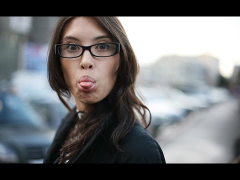 Видео: Девушка дразнит афериста. Мошенники сбербанк звонят по телефону.