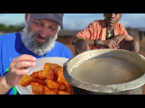 Видео: Самая дешёвая уличная еда в Африке. Как местные строят дома из глины