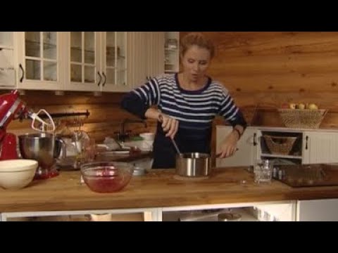 Видео: Открытый пирог с черничной начинкой и хрустящей посыпкой