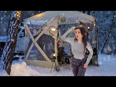 Видео: -16℃ ❄ Сильный снег Замерзший лес Зимняя теплица Палатка Соло Кемпинг