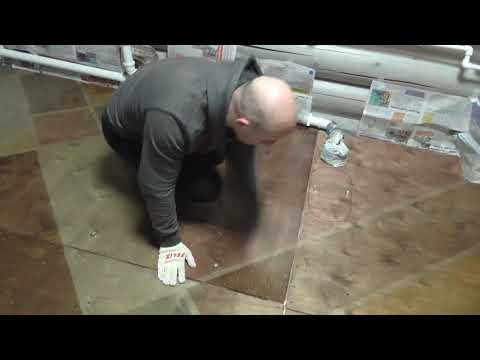 Видео: Полы из фанеры. Часть 2. Покрытие лаком, промежуточная шлифовка. Канал один в доме.