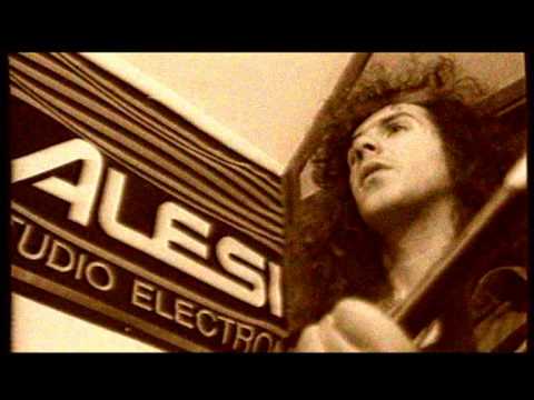 Видео: Б.Т.Р. - Хей момиче (Official Video)