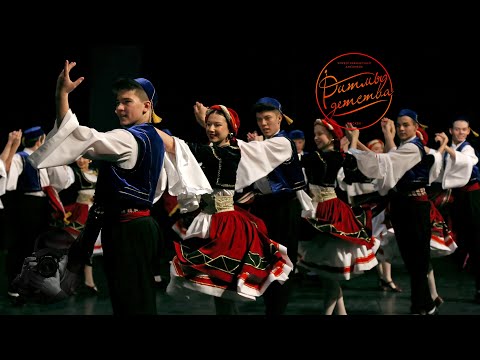 Видео: "Зорба", Ансамбль "Ритмы детства". "Zorba", Ensemble "Rhythms of Childhood".