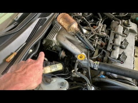 Видео: Замена свечей зажигания Camry V6 3.0L 2002-2006