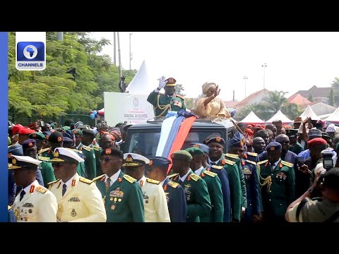 Видео: «Я ухожу с чистой совестью», — заявил бывший заместитель шерифа Муса во время парада по случаю от...