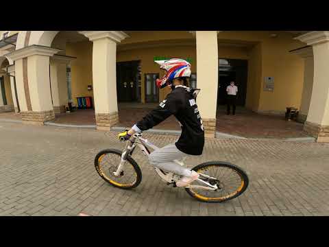 Видео: Сестра пробует ДАУНХИЛЛ! СОЧИ БАЙК ПАРК