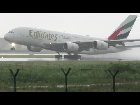 Видео: Сильная гроза в аэропорту Домодедово, громы и молнии (перезалив видео от 07.07.22, полная версия)