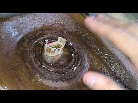 Видео: КАК ЗАМЕНИТЬ ТОПЛИВОПОДАЮЩИЙ УЗЕЛ / ТОПЛИВОНАСОС 94-04 SN95 Mustang (New Edge Mustang) Сломанный ...