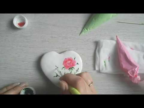 Видео: Роспись по мокрому рисунок роза. Роспись пряников с Юлией Милье./how to decorate wet on wet cookie