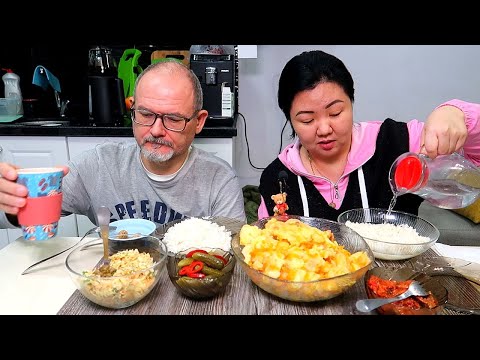 Видео: МУКБАНГ ЖАРЕНАЯ КАРТОШКА с САЛАТОМ ИЗ БАКЛАЖАН, ОСТРЫМ ПЕРЦЕМ И САЛАТОМ ИЗ КАПУСТЫ