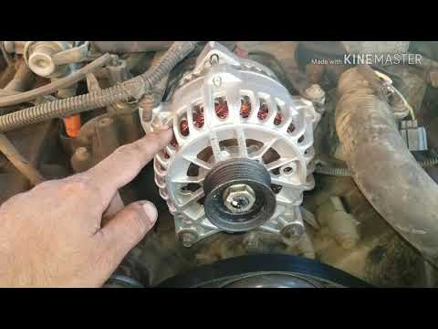 Видео: Как заменить генератор в Lincoln Town Car 95-2004 Ford Crown Victoria 4.6