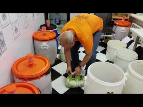 Видео: Яблочная брага (яблочный жмых, сахар, вода и дрожжи)