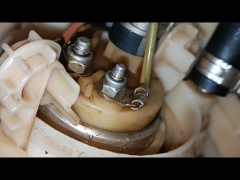 Видео: Замена бензонасоса Ауди А8 д2, 4,2. 299 л.с #tiktok #shorts