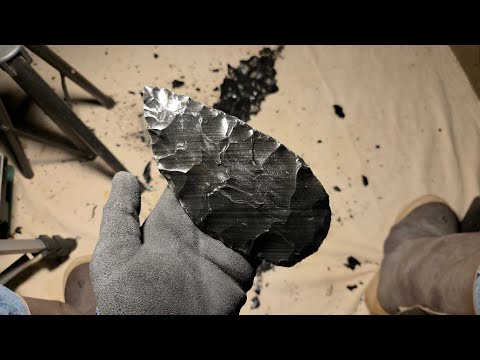 Видео: 2261 — Учебное пособие — Часть 1/2 — Хрустящий дацитовый обсидиановый бифас #flintknapping