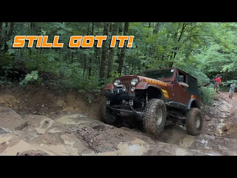 Видео: Старое против нового на Jeep Jamboree!
