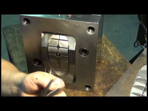 Видео: Инструментальный цех Пресс-формы для пластика. Полировка глубоких рёбер.