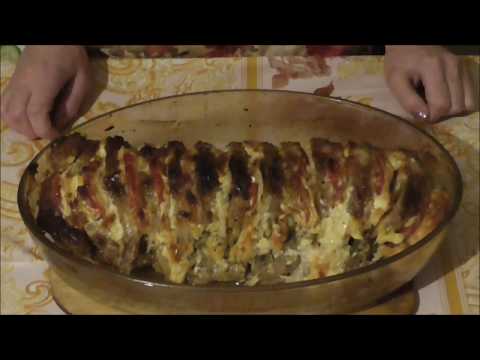 Видео: Свинина запечённая гармошкой . Как приготовить свинину в духовке. Как запечь мясо в духовке.