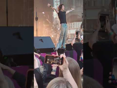 Видео: @Xolidayboy___ - Кино. Санкт-Петербург, Двор Гостинки, 24.06.2024.