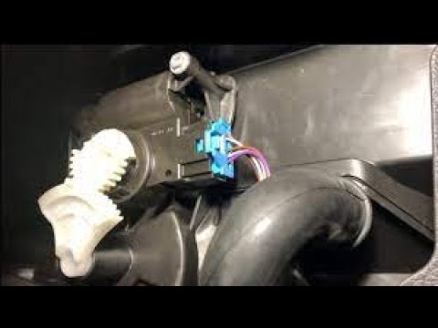 Видео: Шкода Октавия А7 замена привода заслонки отопителя. Skoda Octavia A7 heater damper replacement.