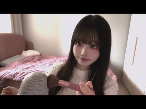 Видео: [ASMR] Обертывание микрофона пленкой и расчесывание✨| Щекочущий триггер🫠(щетка, расческа для ресниц)