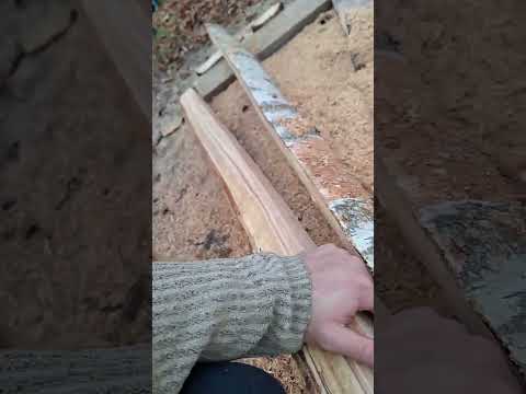 Видео: Первый опыт распила бревна на доски