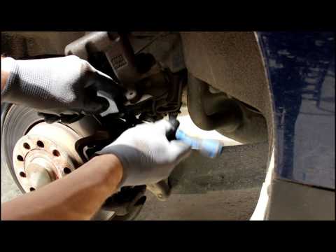 Видео: Volkswagen Passat B6 Фольксваген Пассат Б6  2 0  2007 года  Замена задних тормозных колодок