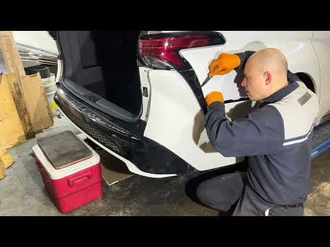 Видео: Инструкции по снятию и установке накладки заднего бампера Toyota Sienna Hybrid 2021–2024 годов вы...