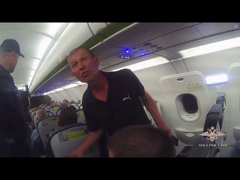 Видео: В аэропорту Новосибирска задержали авиадебошира на борту самолета // "Новости 49" 06.07.22
