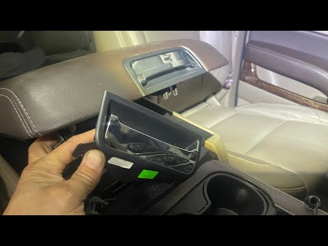 Видео: Замена ручки центральной консоли внедорожника GMC