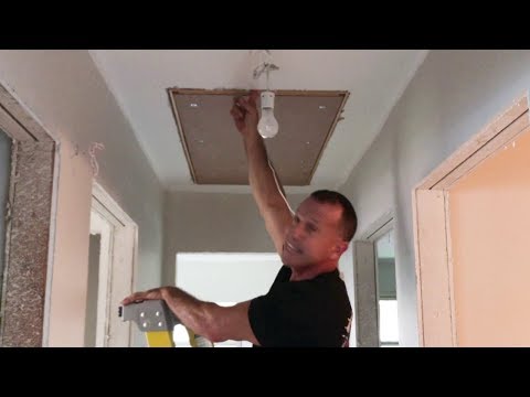 Видео: Как снять СТАРУЮ чердачную лестницу — Как установить НОВУЮ чердачную лестницу — Пошаговые инструкции