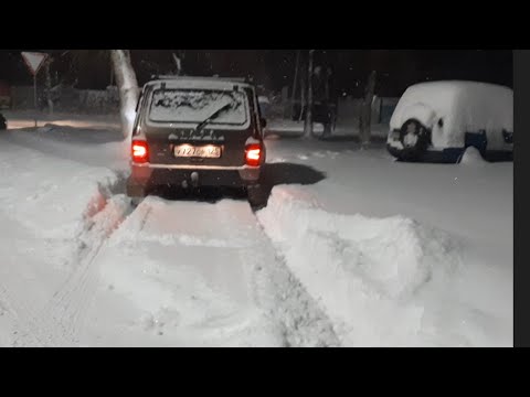 Видео: Завалило снегом. Нива выручает. Рабочие будни спасены. 22.12.22г.