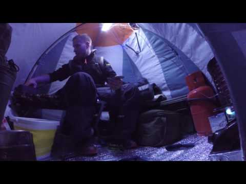 Видео: Зимняя рыбалка с ночёвкой при -20 и обустройство палатки.