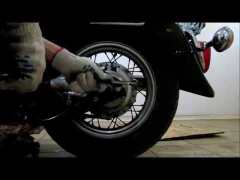 Видео: Снятие и установка заднего колеса на мотоцикле Yamaha Dragstar