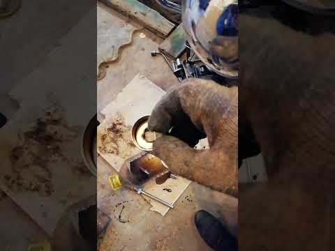 Видео: замена масла в вилке кавасаки вулкан классик турер 1500 /2002г