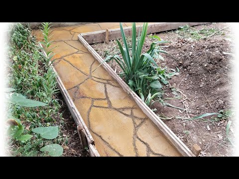 Видео: Как сделать простой рисунок при заливки дорожки в саду .