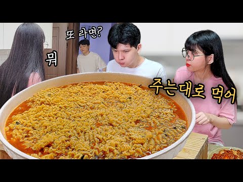 Видео: Мой братишка попросил меня поесть, поэтому я приготовил ему рамен🍜Ramyeon Korean eating show mukbang