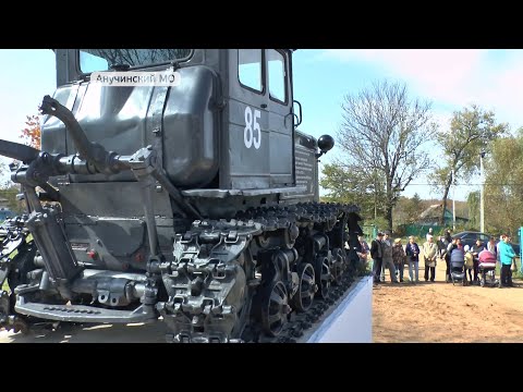 Видео: Трудяга-трактор. Сельчане собрали памятник из металлолома