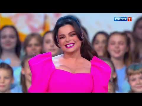 Видео: "Маленькая страна" Александра Трошина  выступила на одной сцене с Н. Королёвой в хоре Ю.Гончара