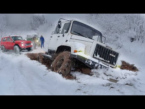 Видео: Спасаем замёрзшие внедорожники Что может off road грузовик на бездорожье.