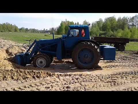 Видео: грузим песок на прицеп мтз 82 із противовесом