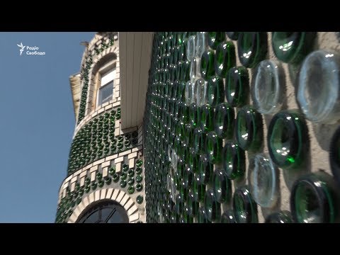 Видео: Под Запорожьем построили энергосберегающий дом из бутылок из-под шампанского