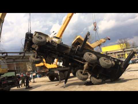 Видео: Два автокрана поднимают завалившийся автокран Урал, Калуга