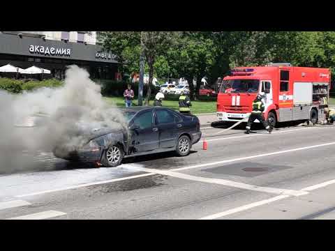 Видео: Возгорание авто на Абельмановской в Москве 08.06.2022 и оперативный приезд пожарных.