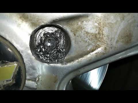 Видео: Chevrolet Cruze сломались гайки колеса конусы остались в колодцах высверливание шпилек