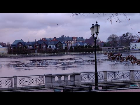 Видео: Калининград. Смотрим микрорайоны в Ленинградском. Верхнее озеро, парк Юность. Кофейня Марсианин.