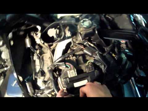 Видео: Замена воздушного фильтра Honda Goldwing GL 1800