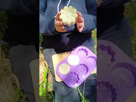 Видео: Девушка с мылом у реки