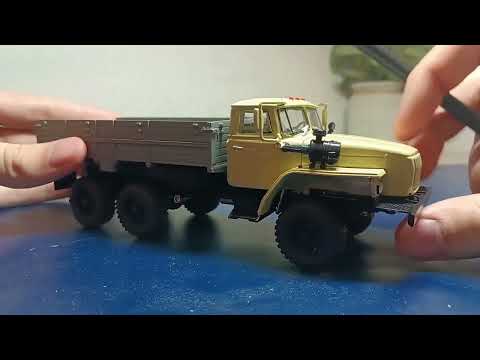Видео: УРАЛ-4320, бортовой трëхосный грузовик, "Автоистория" (бежевый+серый).