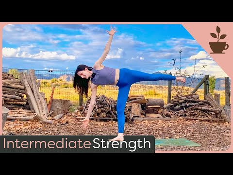 Видео: 30-минутный курс средней силы | Раскрытие бёдер с полумесяцем | Асана йоги | Обзор