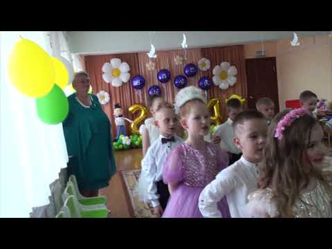 Видео: Воспитатель не смогла сдержать слёз. Выпускники детского сада спели песню "Прощай, наш детский сад!"